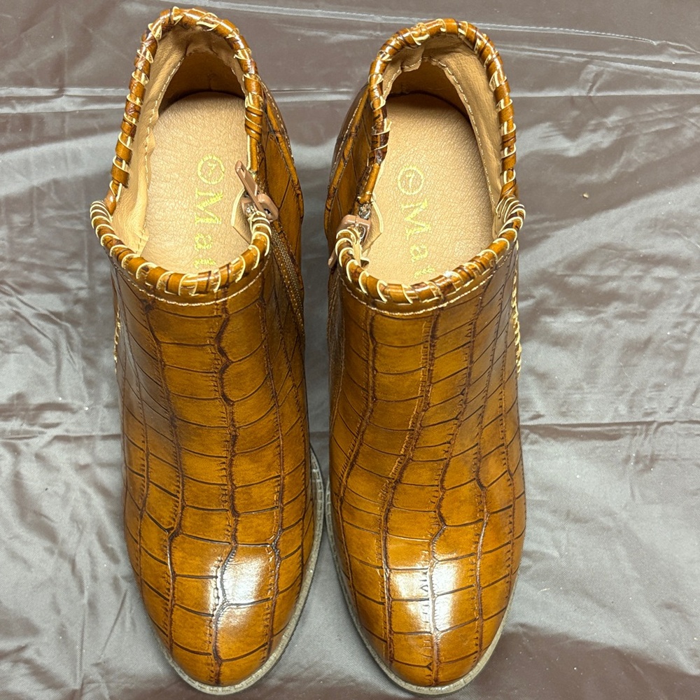 NWOT Women’s animal print ankle boot size 7.